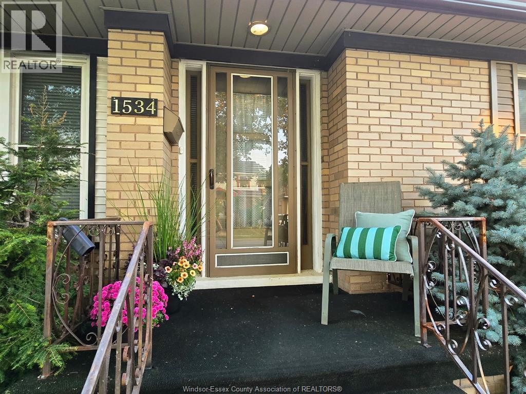 4-bedroom Single Family at 1534 Pillette Road, Windsor — photograph 3