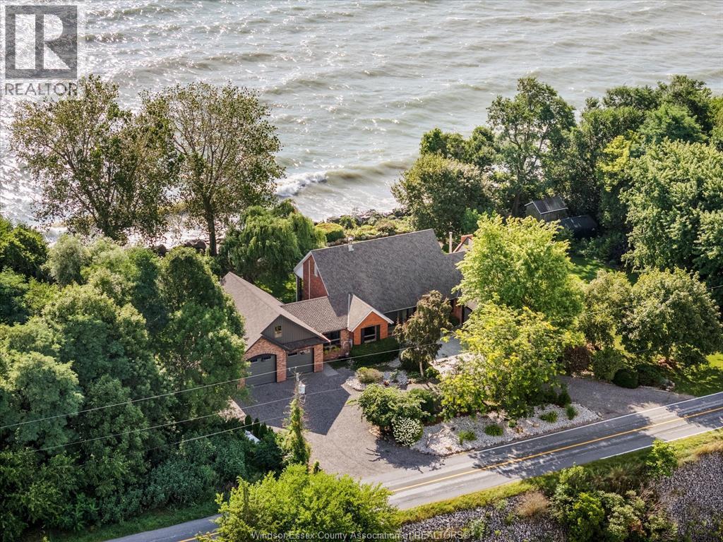 3-bedroom Single Family at 266 East Beach Road, Leamington — photograph 2