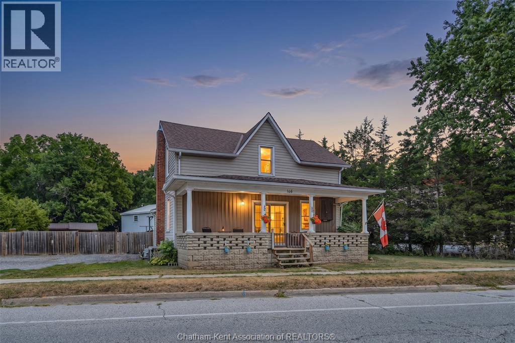 4-bedroom Single Family at 166 London Road, Thamesville — photograph 2