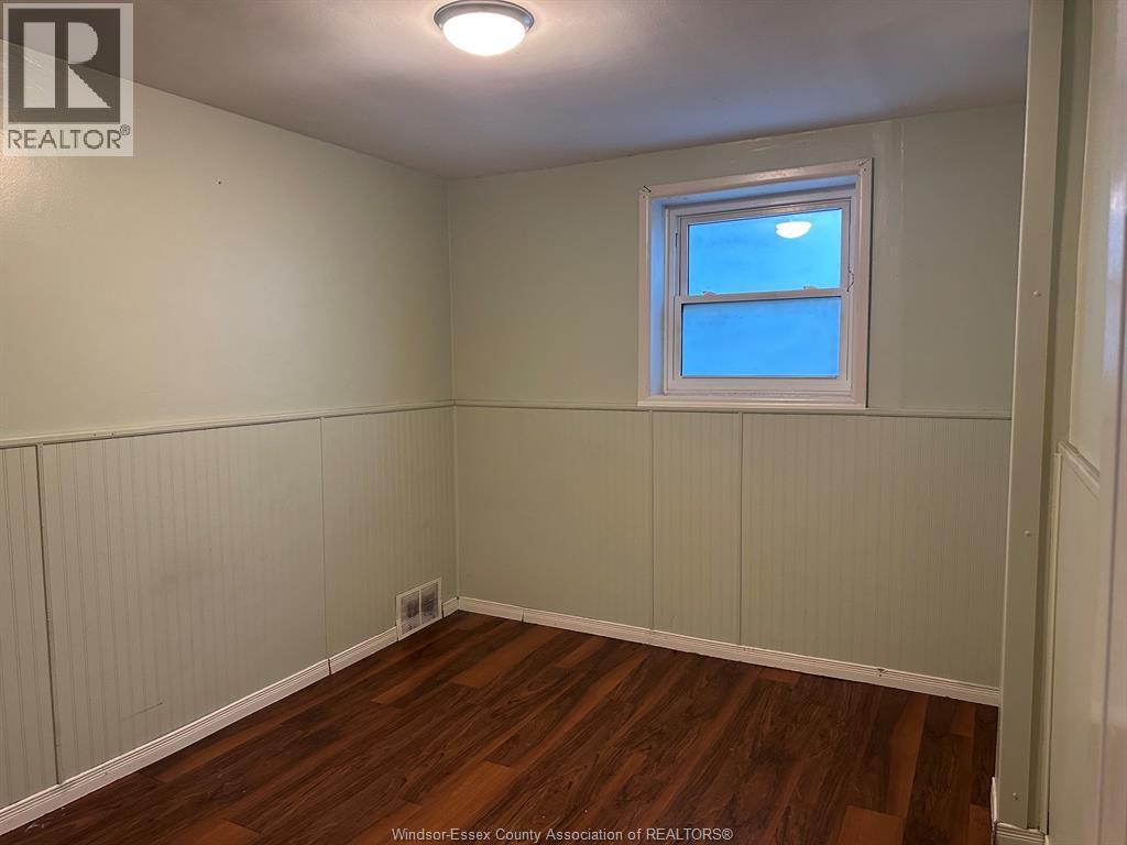 6-bedroom Single Family at 4360 Howard Avenue, Windsor — photograph 2