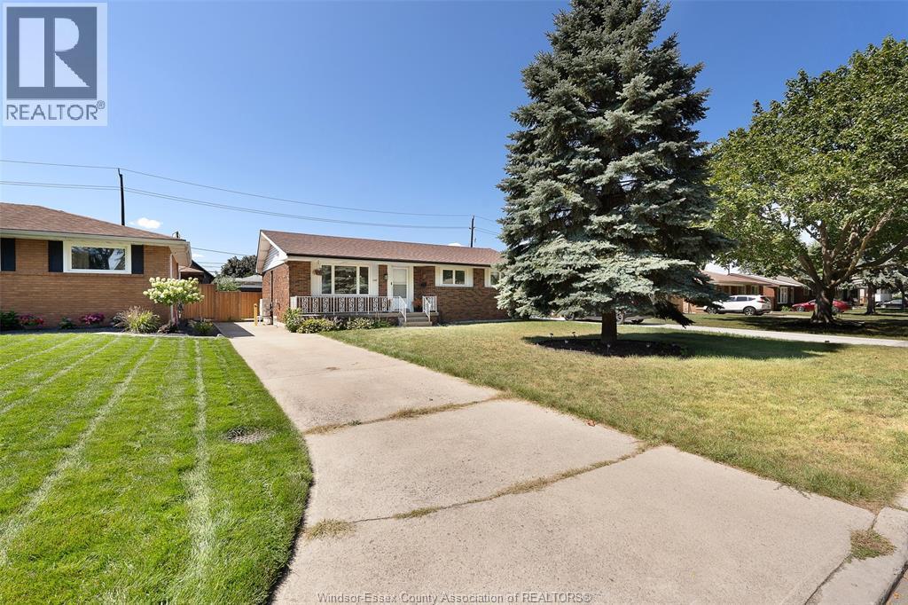 4-bedroom Single Family at 1237 Homedale, Windsor — photograph 2