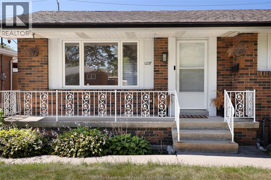 4-bedroom Single Family at 1237 Homedale, Windsor — photograph 3
