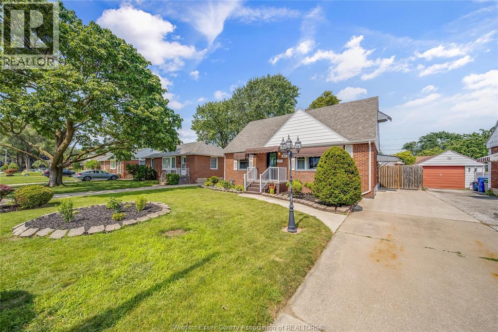 3-bedroom Single Family at 1030 Isabelle Place, Windsor — photograph 2
