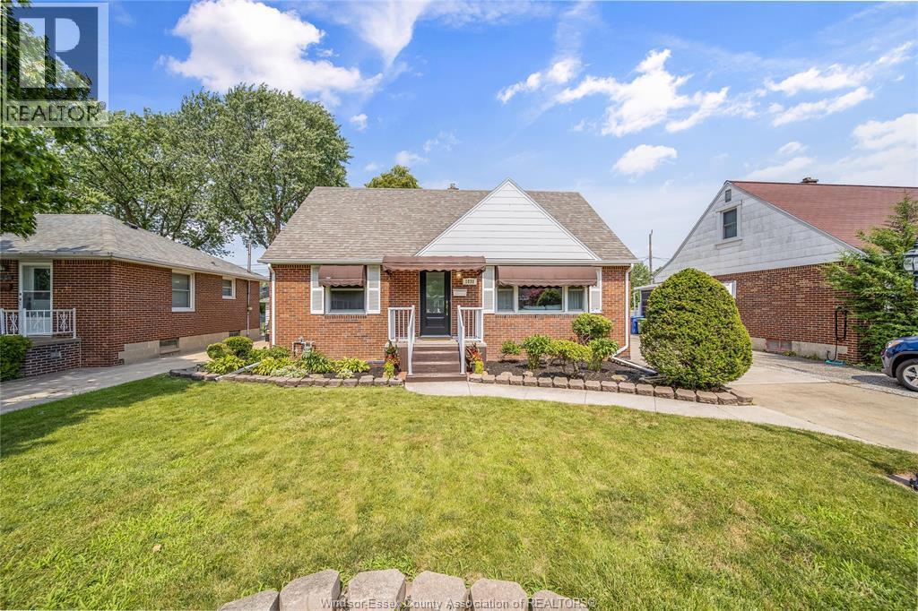 Single Family — 1030 Isabelle Place, Windsor, Ontario