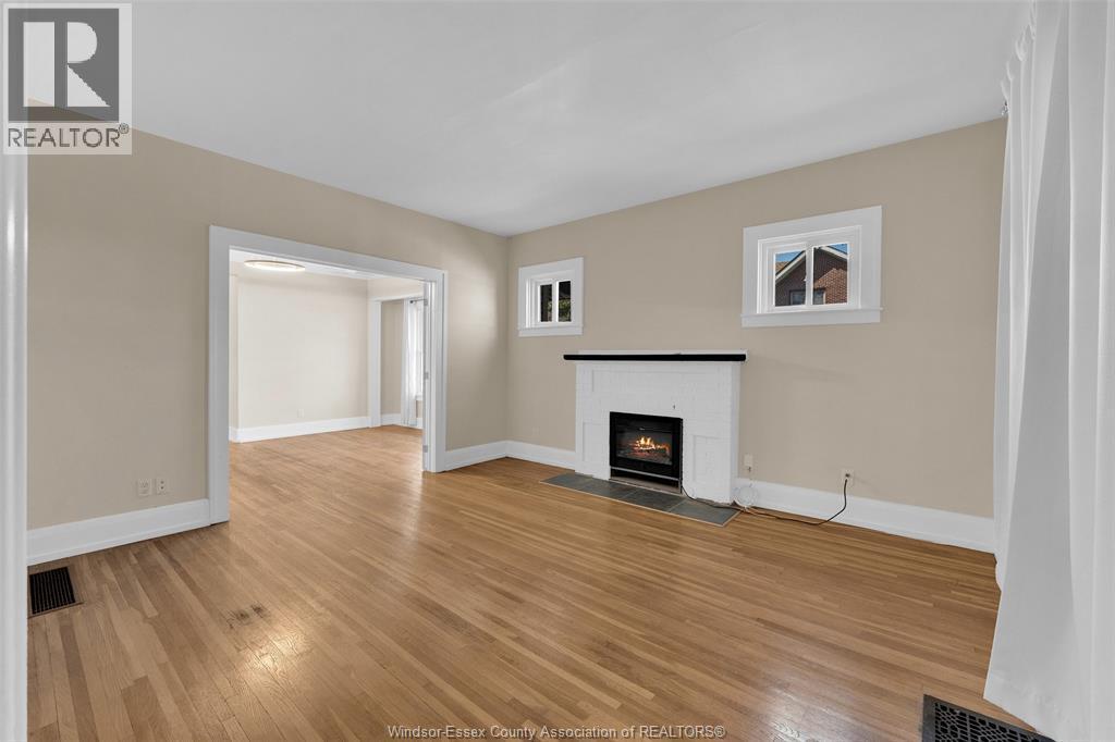 3-bedroom Single Family at 1605 Dougall Avenue, Windsor — photograph 3