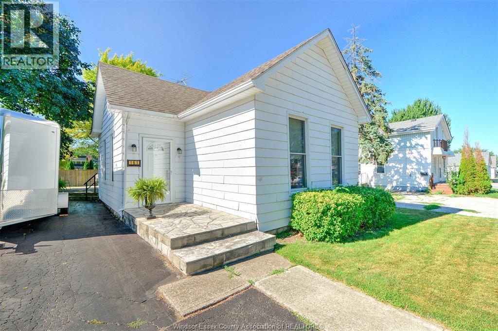 3-bedroom Single Family at 161 Park Street, Amherstburg — photograph 3
