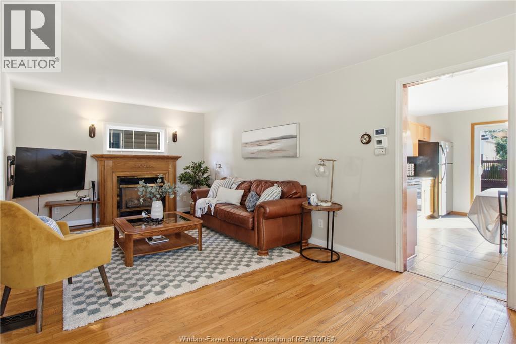 4-bedroom Single Family at 1776 Hall, Windsor — photograph 3