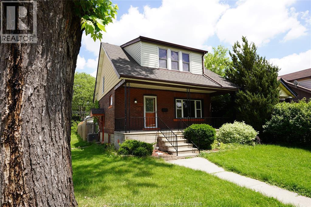 4-bedroom Single Family at 1450 Bruce Avenue, Windsor — photograph 2