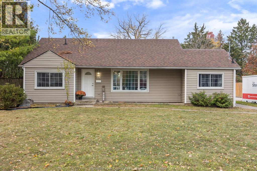 3-bedroom Single Family at 576 Ducharme, Windsor — photograph 2