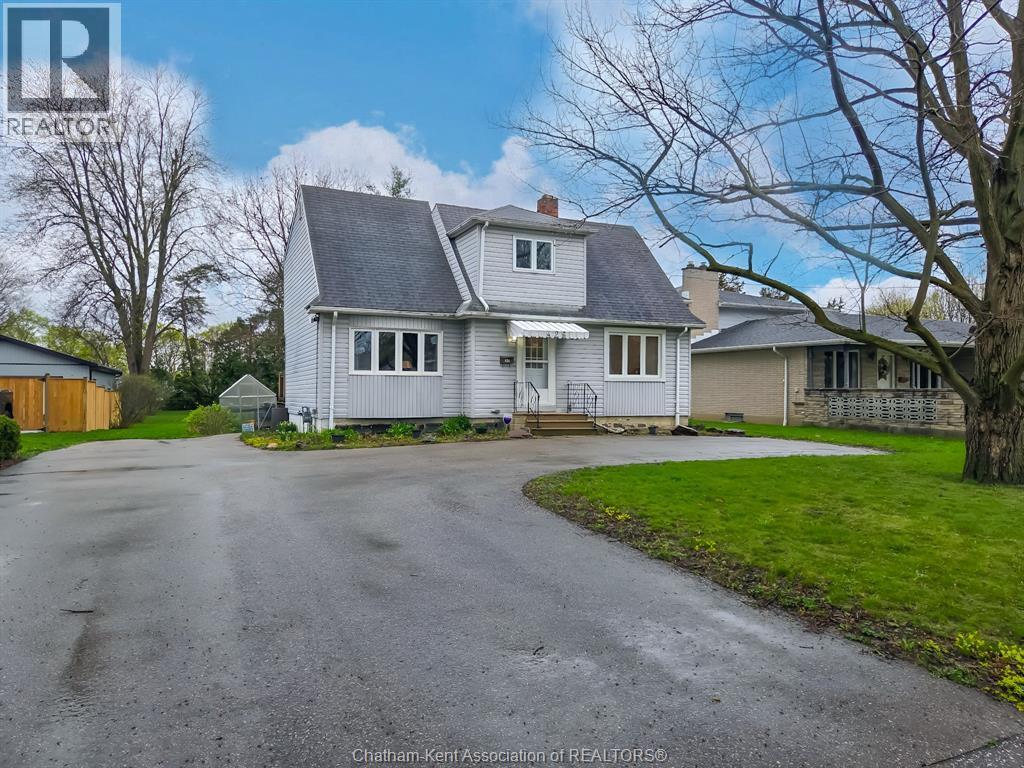 Single Family — 426 Victoria Avenue, Chatham, Ontario