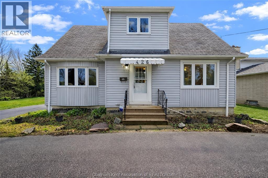 3-bedroom Single Family at 426 Victoria Avenue, Chatham — photograph 2