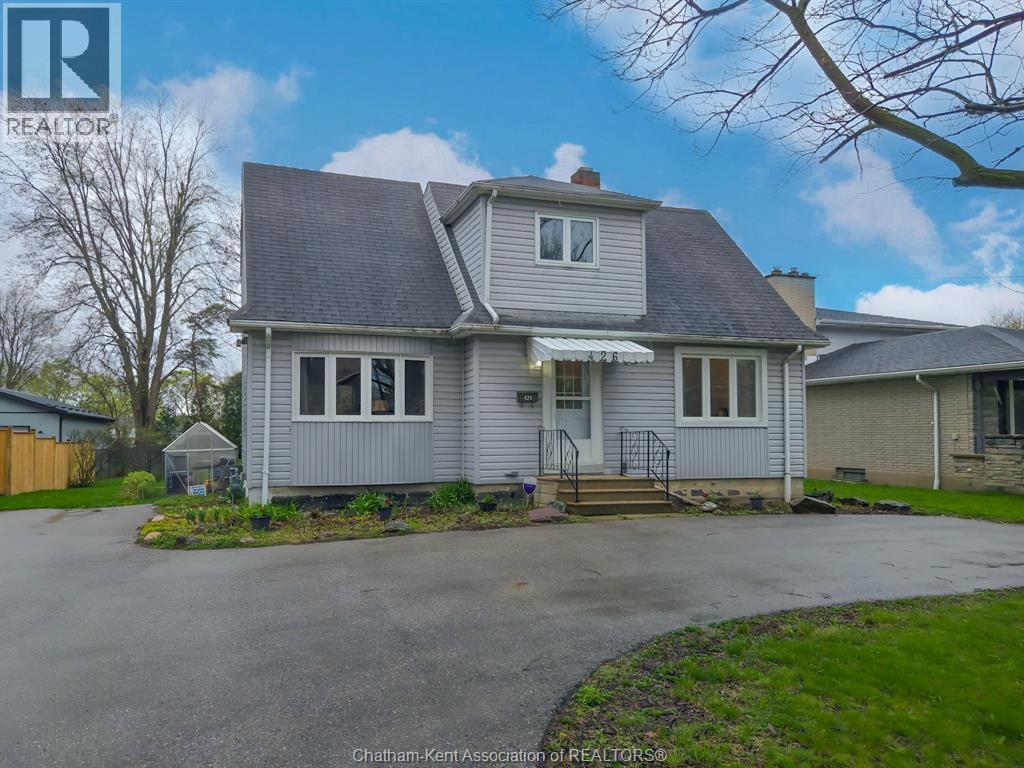 3-bedroom Single Family at 426 Victoria Avenue, Chatham — photograph 3