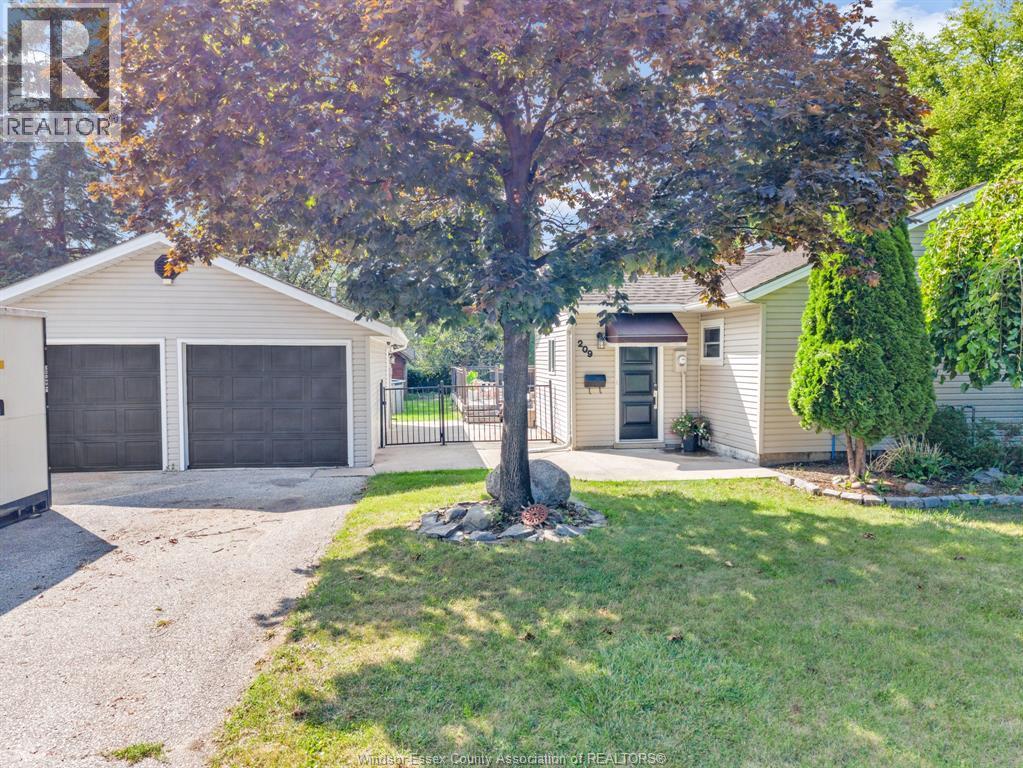 3-bedroom Single Family at 209 St. Andrews, Lakeshore — primary photograph