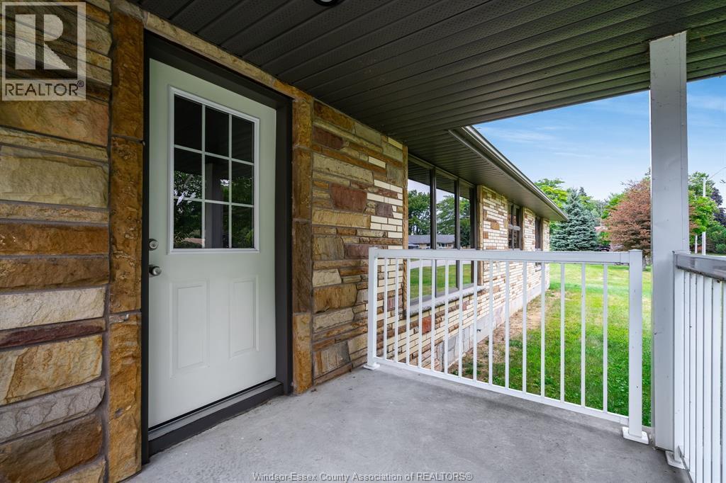 3-bedroom Single Family at 3 Stewart, Leamington — photograph 2
