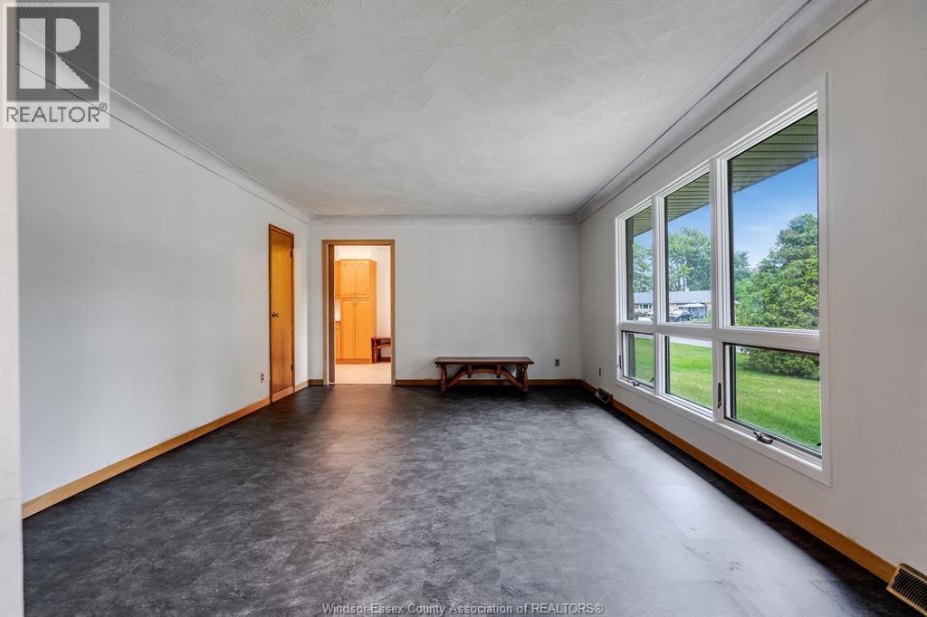 3-bedroom Single Family at 3 Stewart, Leamington — photograph 3
