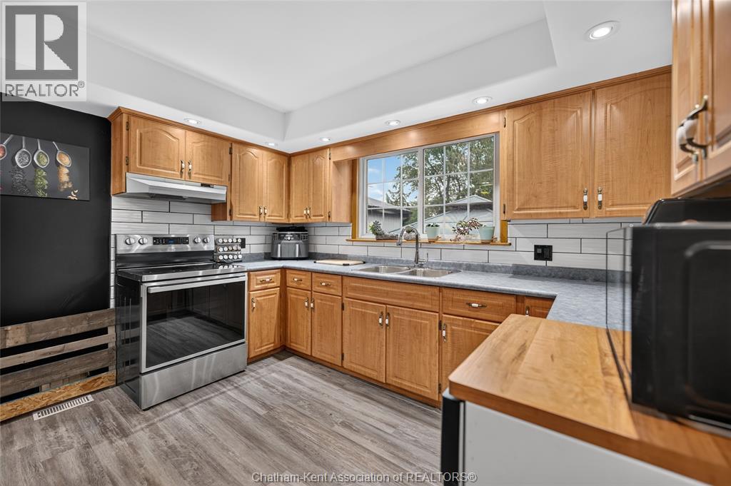 4-bedroom Single Family at 447 Sydenham Street, Dresden — photograph 2