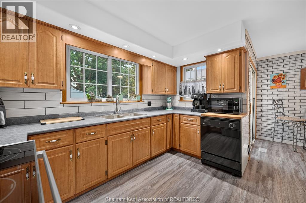 4-bedroom Single Family at 447 Sydenham Street, Dresden — photograph 3