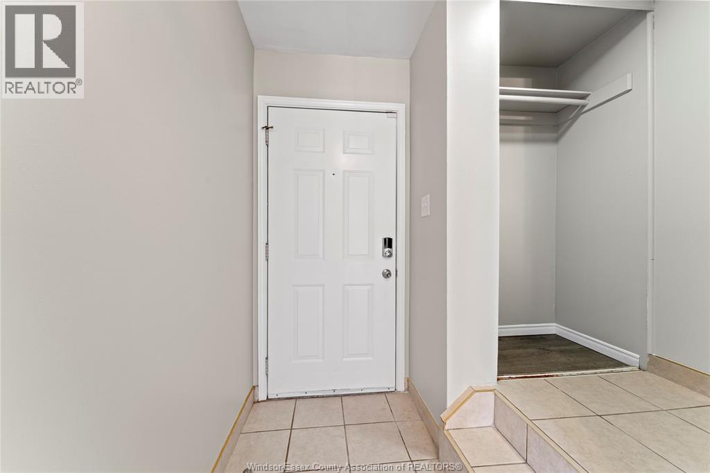 3-bedroom Single Family at 5430 Lassaline, Windsor — photograph 3