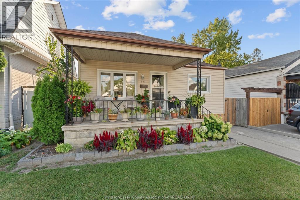 4-bedroom Single Family at 931 Lillian Avenue, Windsor — photograph 2