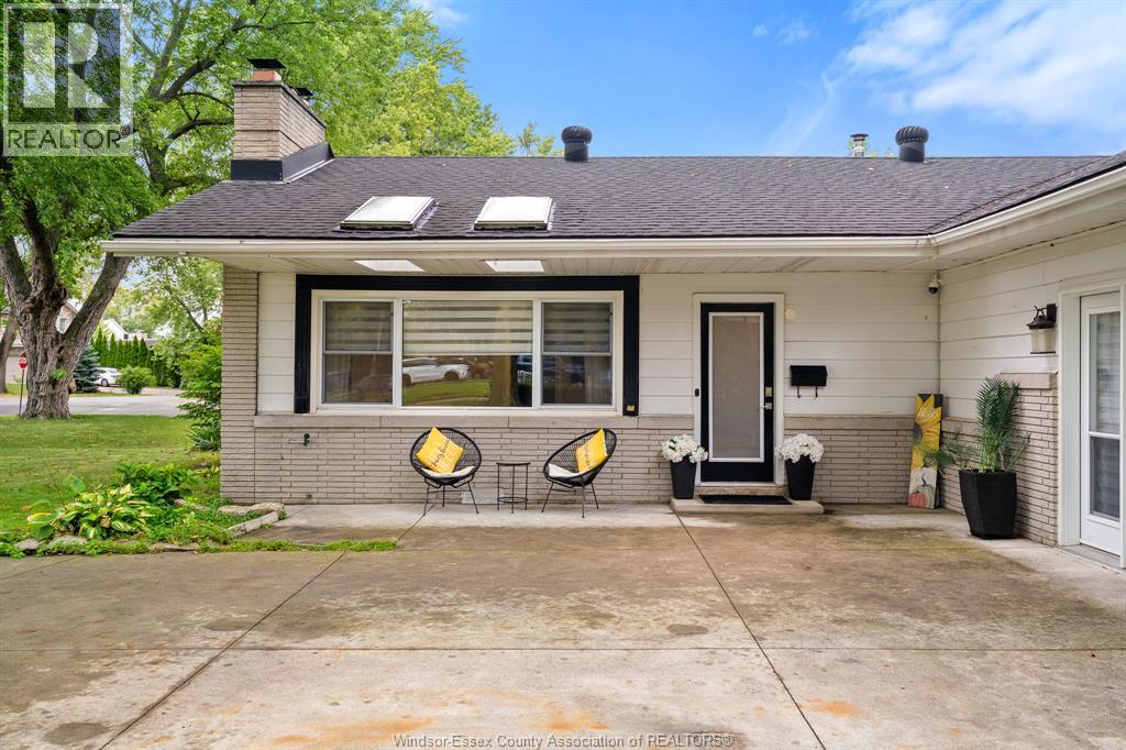 3-bedroom Single Family at 112 Clovelly, Tecumseh — photograph 3