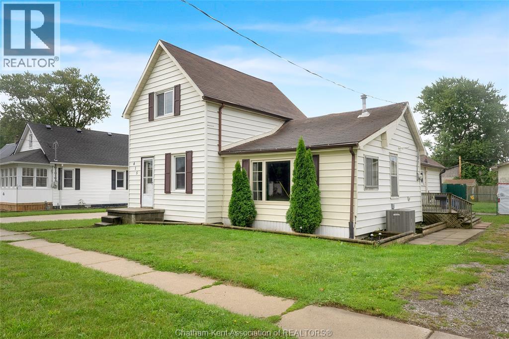 4-bedroom Single Family at 415 Queen Street, Wallaceburg — photograph 2