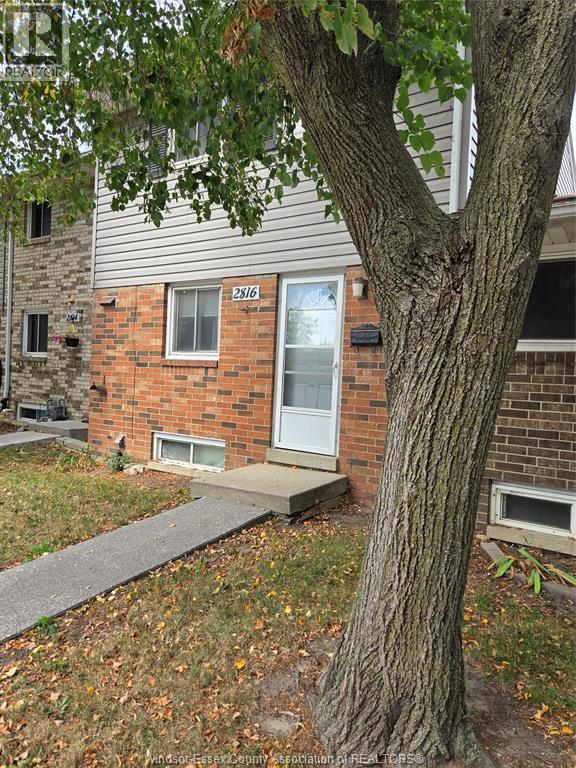3-bedroom Single Family at 2816 Meadowbrook Lane, Windsor — photograph 2