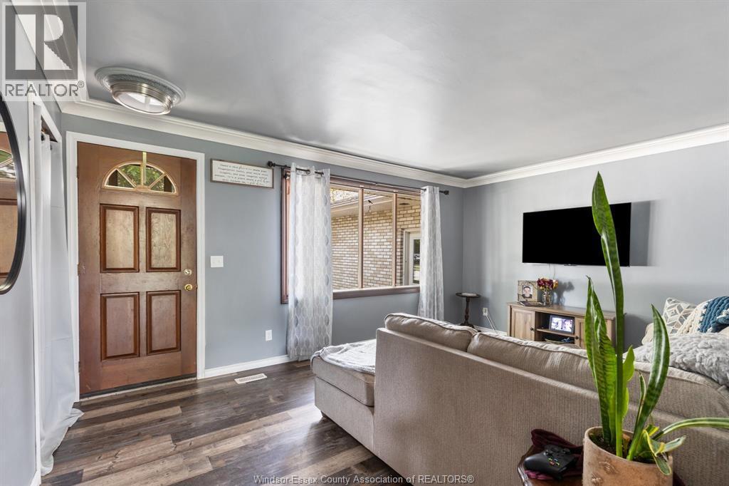 4-bedroom Single Family at 371 Oak Street, Lakeshore — photograph 3