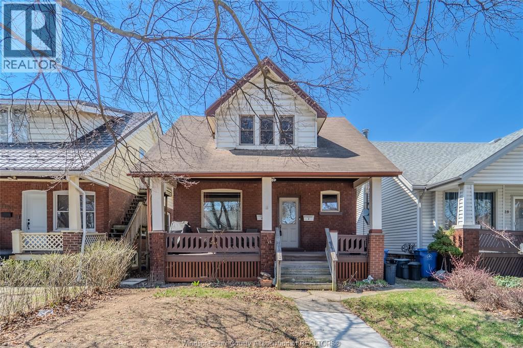 4-bedroom Single Family at 1135 Janette Avenue, Windsor — photograph 2