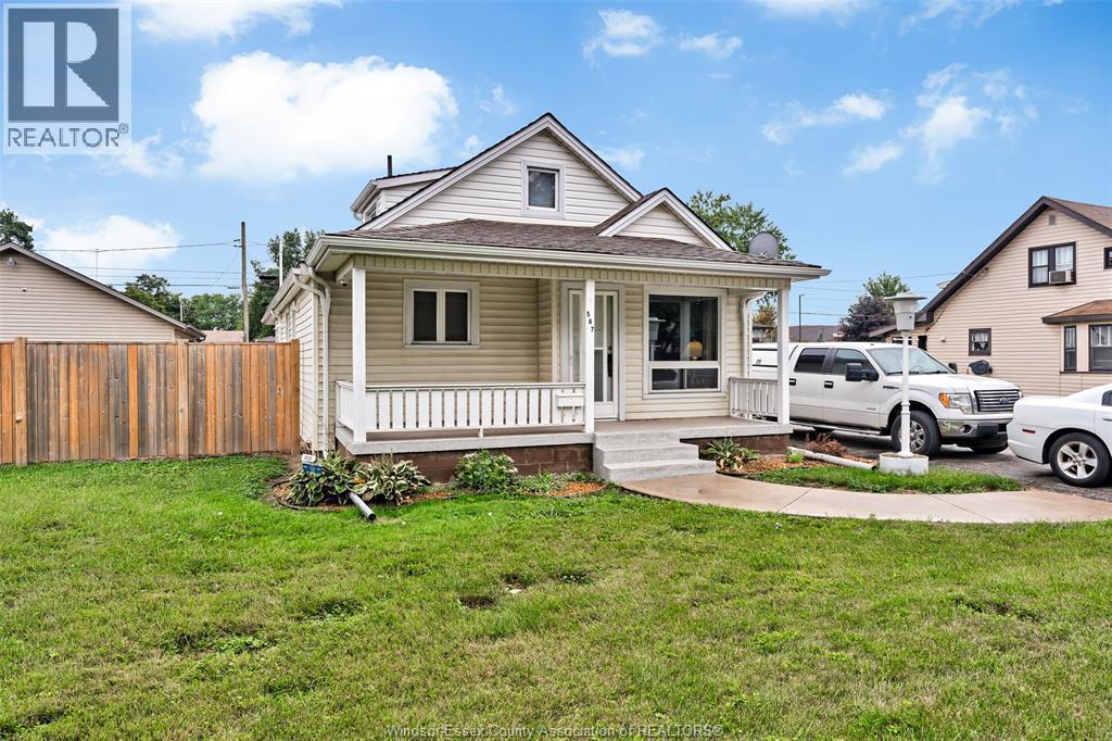 3-bedroom Single Family at 567 Edinborough, Windsor — photograph 2