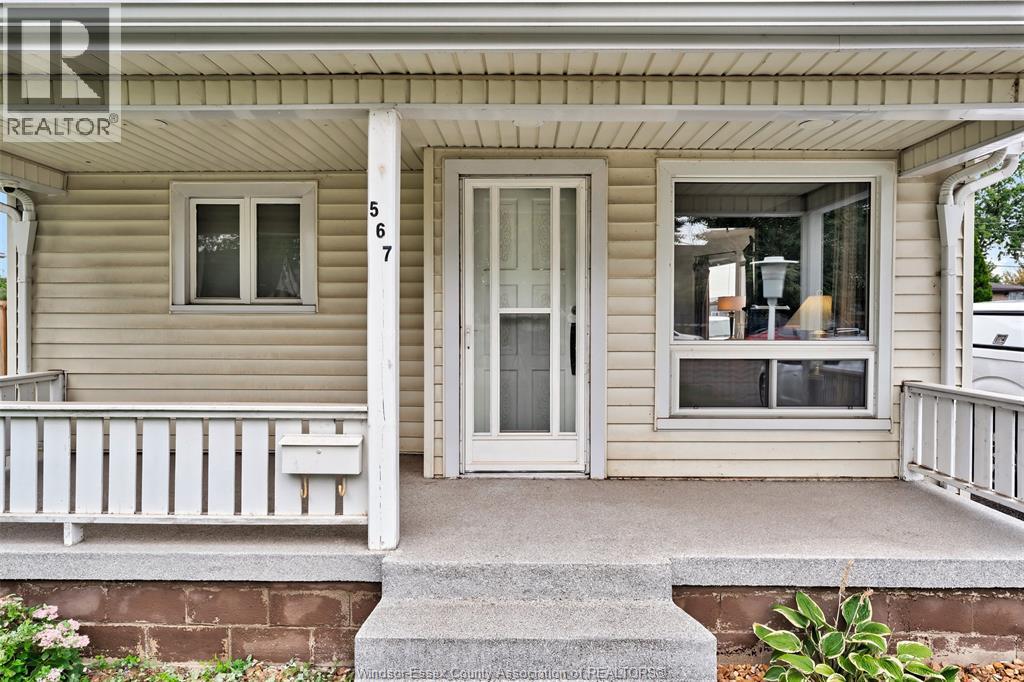 3-bedroom Single Family at 567 Edinborough, Windsor — photograph 3