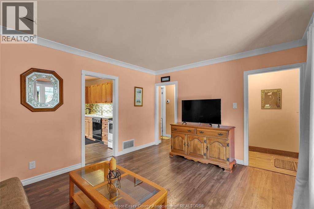 3-bedroom Single Family at 1903 Ellrose Avenue, Windsor — photograph 3