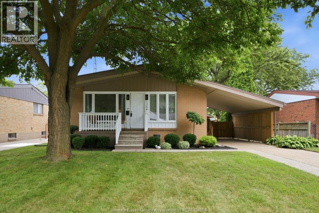 4-bedroom Single Family at 1208 Belleperche, Windsor — photograph 2