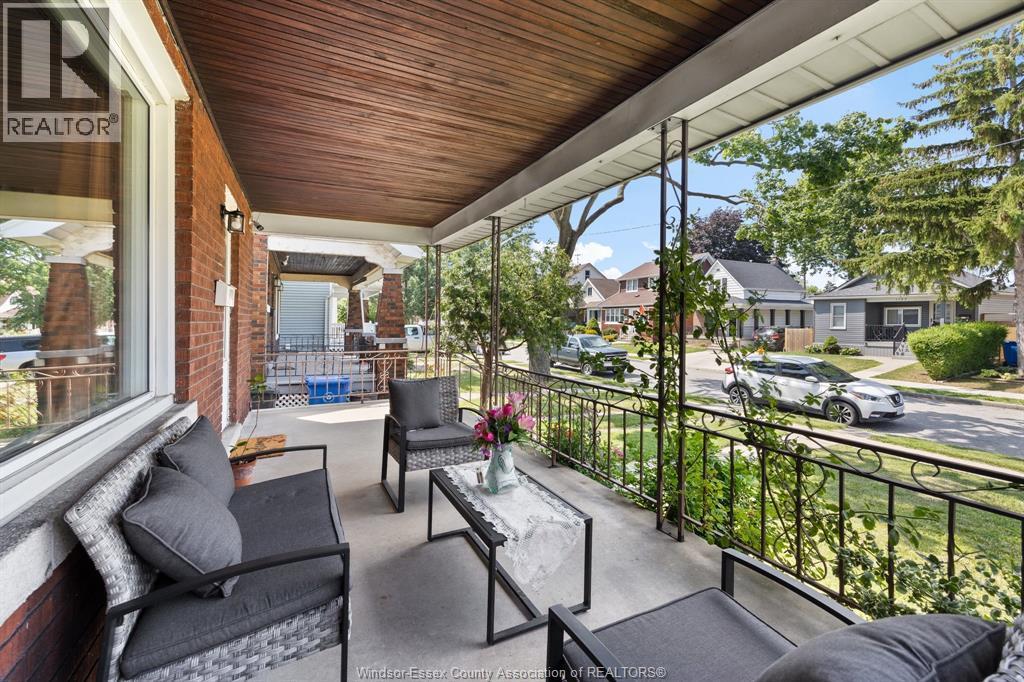 3-bedroom Single Family at 1118 Louis Avenue, Windsor — photograph 3