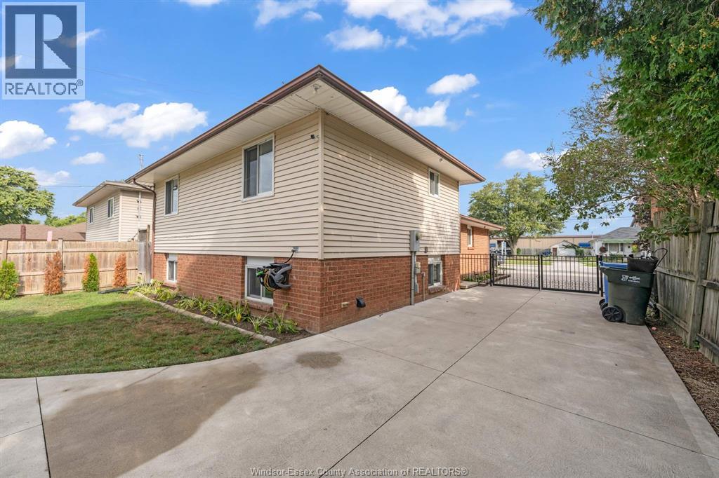 3-bedroom Single Family at 231 St. Arnaud, Amherstburg — photograph 3