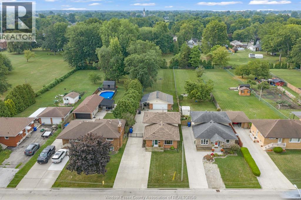 3-bedroom Single Family at 231 St. Arnaud, Amherstburg — photograph 2