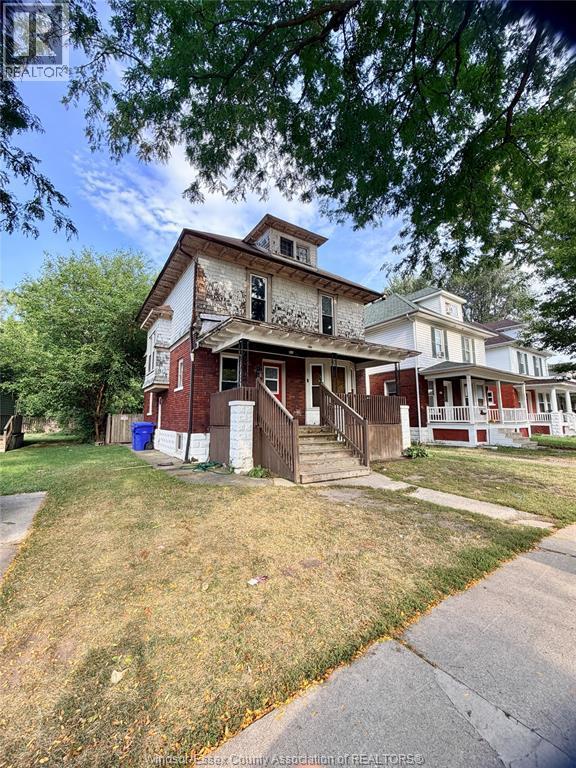 4-bedroom Single Family at 490 Crawford, Windsor — photograph 2