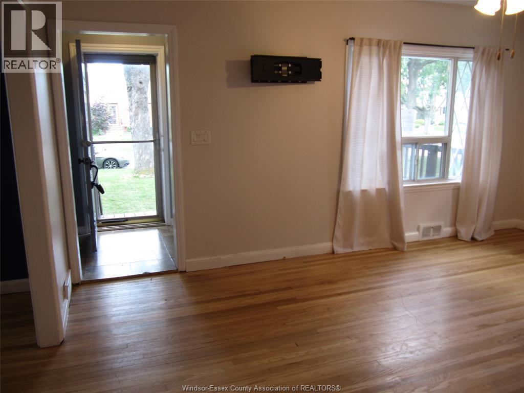4-bedroom Single Family at 909 St. Marys, Windsor — photograph 2