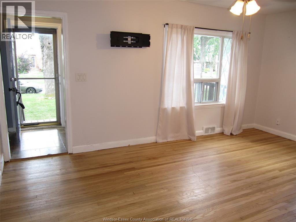 4-bedroom Single Family at 909 St. Marys, Windsor — photograph 3