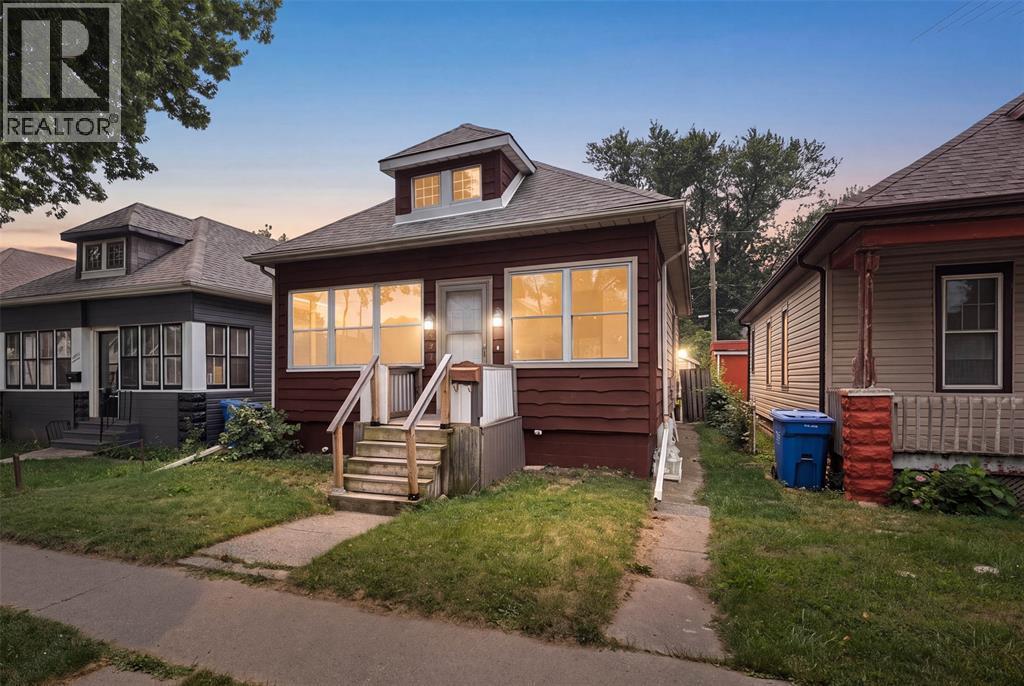5-bedroom Single Family at 497 McKay Avenue, Windsor — primary photograph