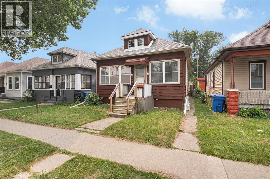 5-bedroom Single Family at 497 McKay Avenue, Windsor — photograph 3