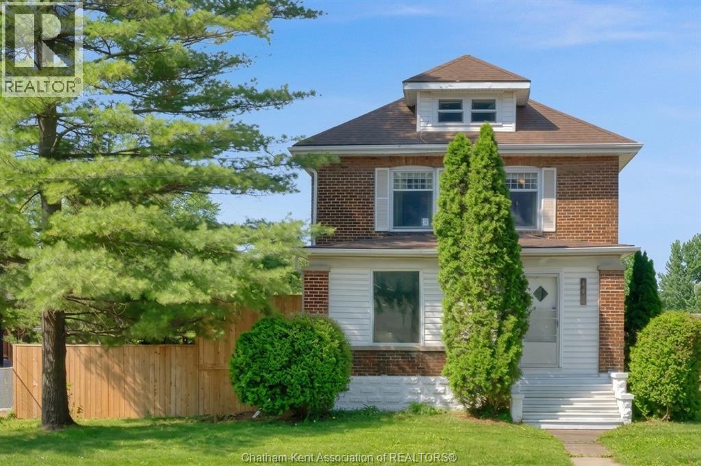 6-bedroom Single Family at 448 Queen Street, Chatham — primary photograph