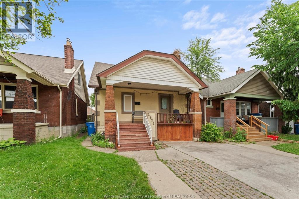 4-bedroom Single Family at 1571 Goyeau, Windsor — photograph 2