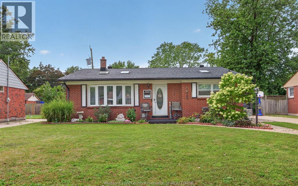 3-bedroom Single Family at 3571 Roxborough, Windsor — photograph 2