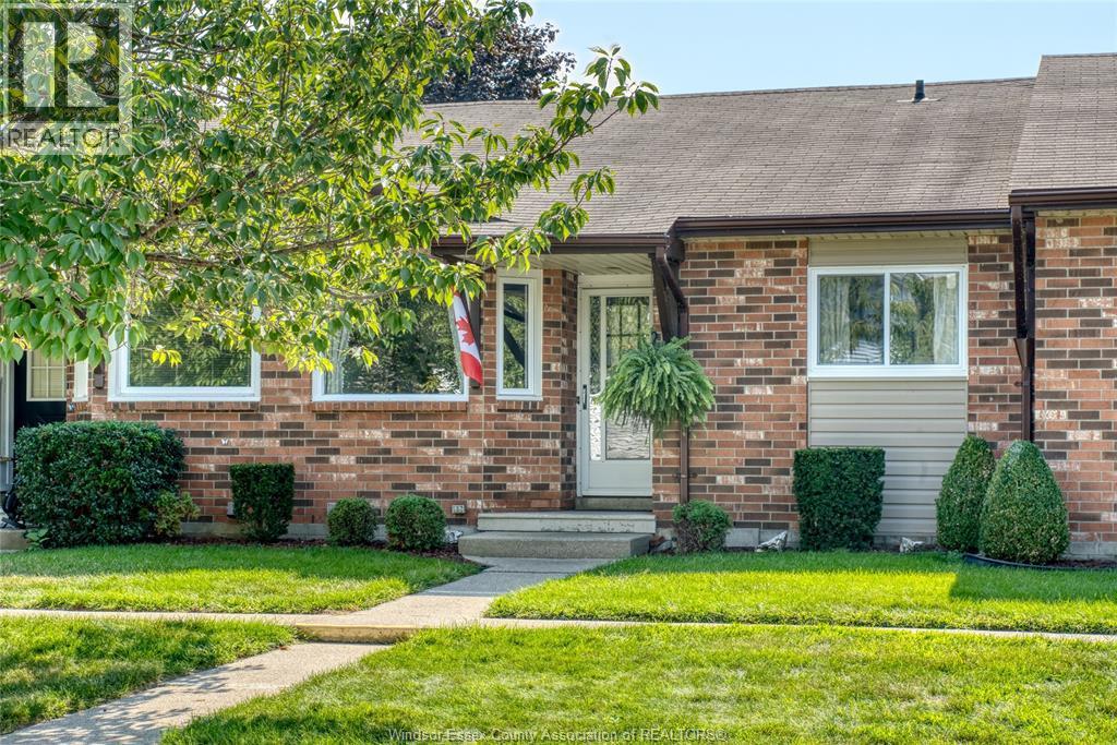 2-bedroom Single Family at 7 Cherry Lane #20, Leamington — photograph 2