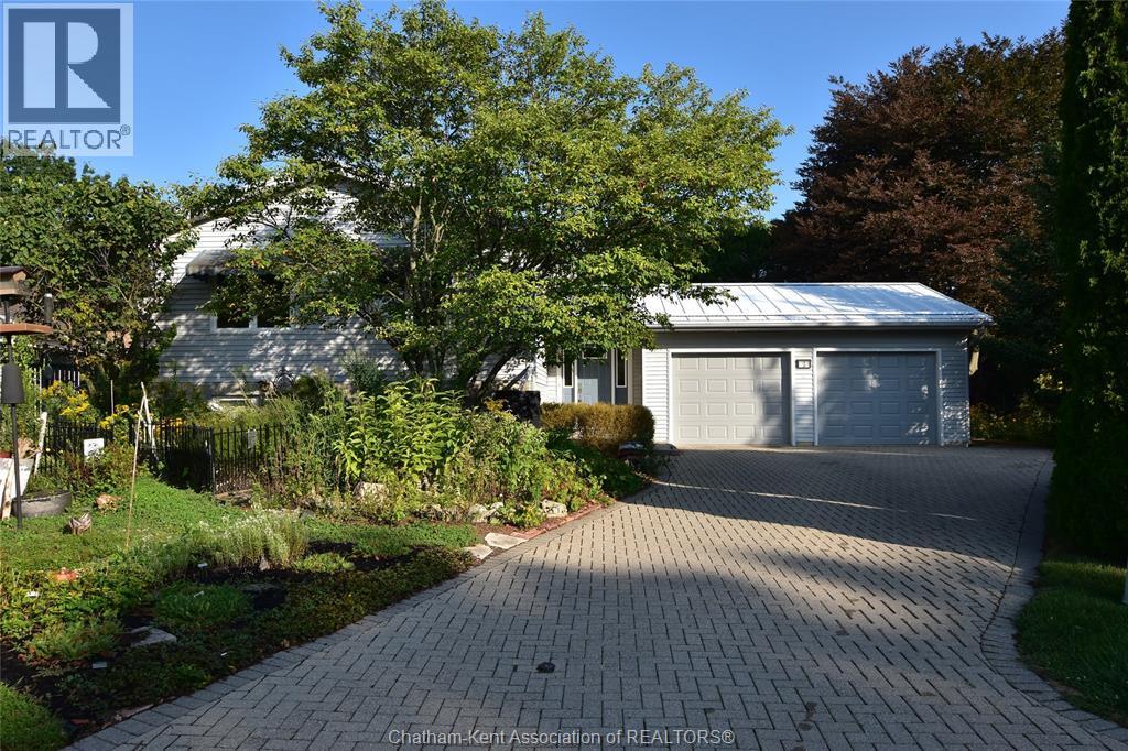 3-bedroom Single Family at 3 Kyle Drive, Ridgetown — photograph 2
