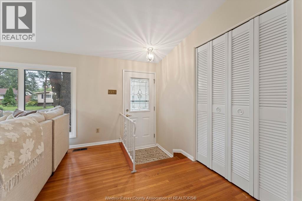 3-bedroom Single Family at 4339 Ashfield Crescent, Windsor — photograph 2