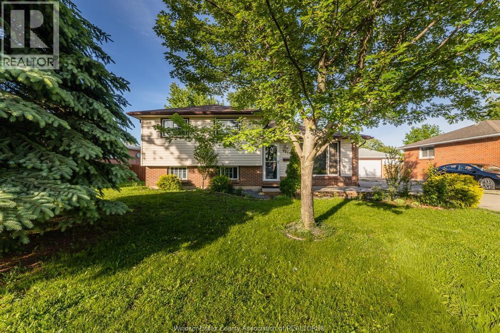 3-bedroom Single Family at 3018 Grandview Street, Windsor — photograph 2