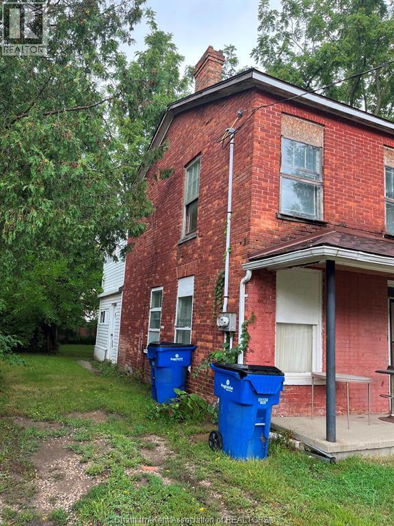5-bedroom Single Family at 181-183 Wellington Street, Chatham — photograph 3