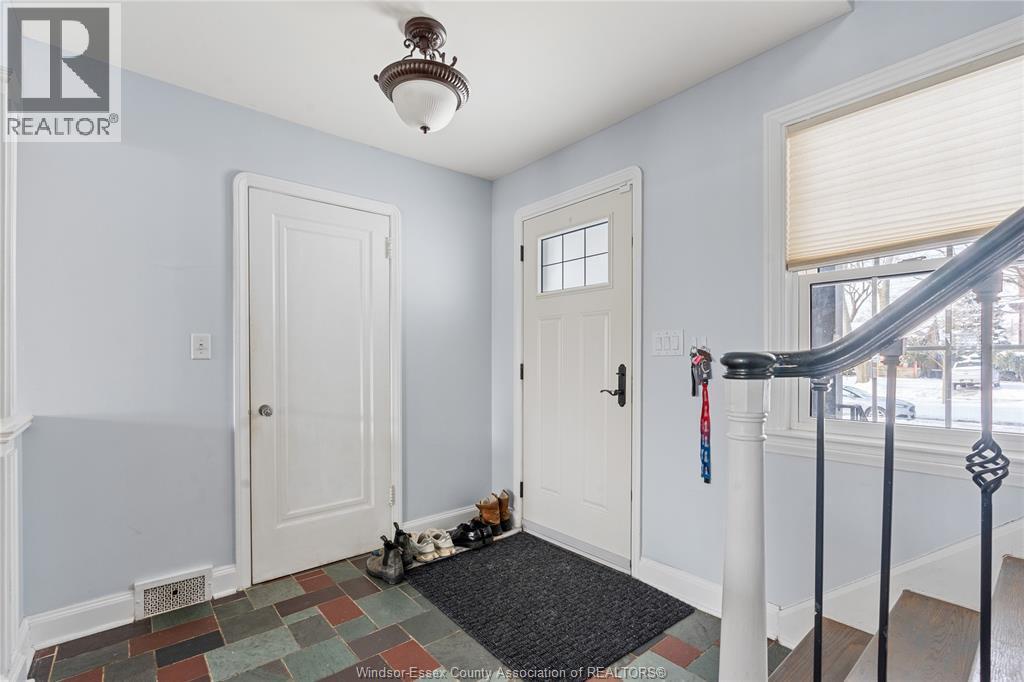 4-bedroom Single Family at 282 Rossini #UPPER, Windsor — photograph 3
