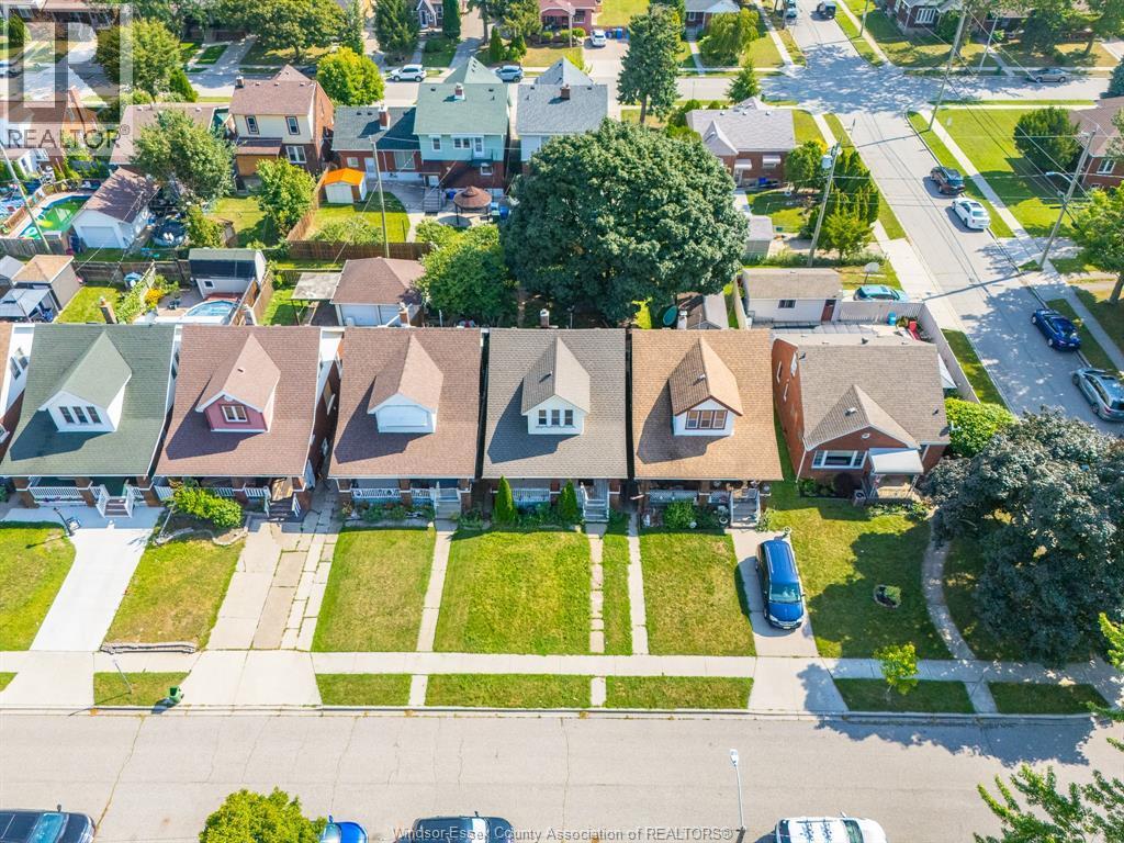 5-bedroom Single Family at 2284 Fraser Avenue, Windsor — photograph 3